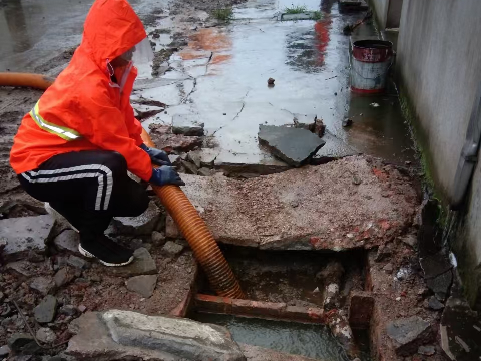 铜鼓专业清理污水池 炜誉市政以规范流程守护城市 “肠道”