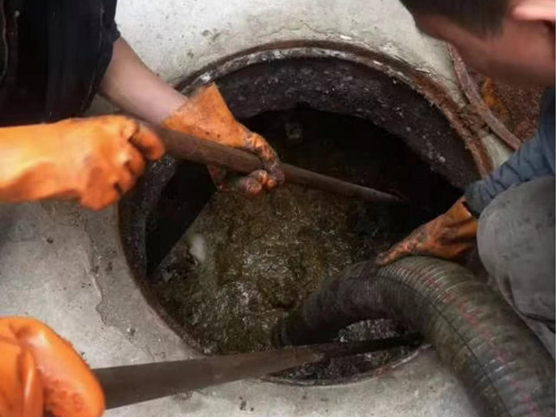 铜鼓清理化粪池时如何避免沼气的危害？